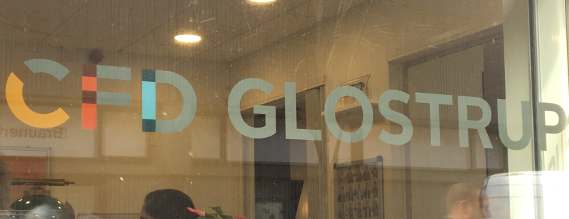 Foto af CFD Glostrups vindue hvor navnet står med store bogstaver